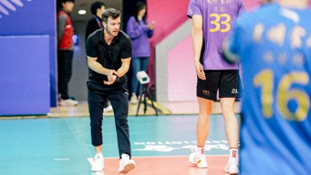 24直播网官网-没想到吧，上海男排幕后藏着位英伦“体能魔法师”|艾德里安|新民晚报|卡迪夫城|训练|教练_新浪体育_新浪新闻