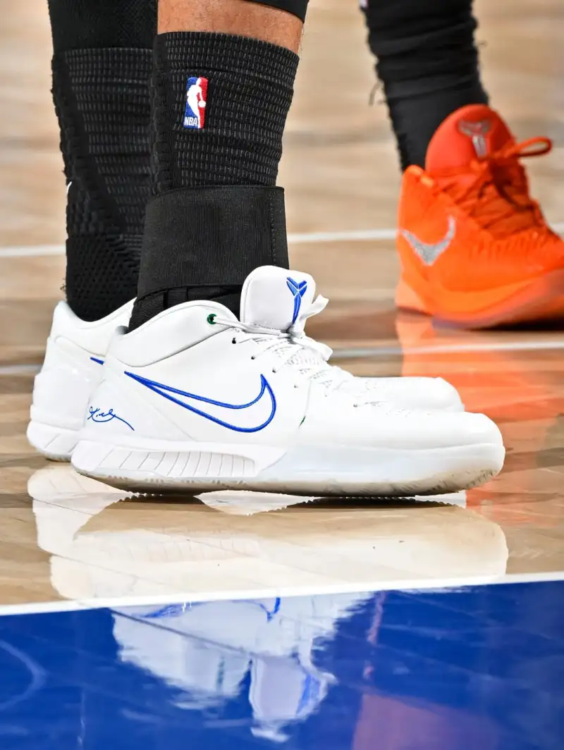 布伦森穿着Kobe4，砍下33分5篮板9助攻